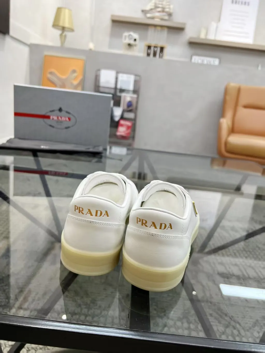 P380 Yuan 38-45 Prada Prada’s new men’s leather sports shoes, the highest version on the market, any comparison is welcome🆚! The original leather has excellent texture and is super high-end! Fetal sheep net lining imported from Italy, removable pad! Luxurious materials and fine workmanship, highly recommended!
